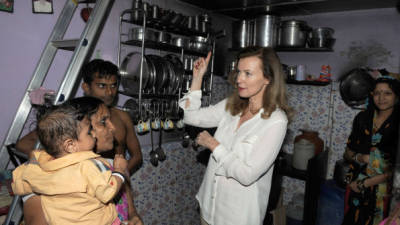 Valérie Trierweiler visitó a varios pobladores de Ekta Nagar en Bombay.