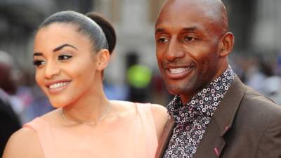 Amal junto a su padre John Fashanu, ex futbolista.