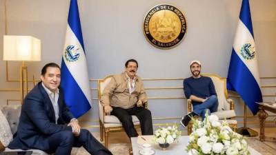 Fotografía muestra al expresidente Zelaya junto al mandatario salvadoreño, Nayib Bukele, durante una visita oficial en el palacio presidencial de El Salvador. En la imagen, también aparece Héctor Zelaya, hijo del exgobernante hondureño y de la actual presidenta Xiomara Castro.