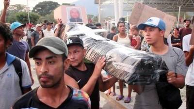 Migrnates protestaron por la muerte del hondureño con un “ataúd” en las calles de Chiapas.