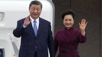 Xi a su llegada al aeropuerto Orly de París junto a su esposa, Peng Liyuan.