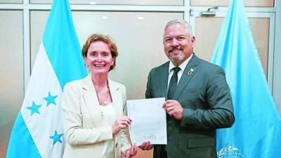 Alice Shackelford, representante de la ONU en Honduras, y Eduardo Enrique Reina, canciller de la República.