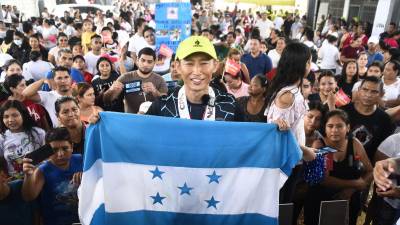 Shin Fujiyama porta con orgullo la bandera de Honduras durante la inauguración del módulo de aulas construido en una escuela de Chamelecón.