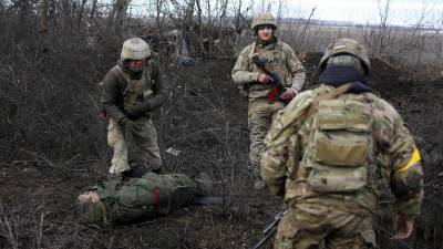 Militares ucranianos luchan cuerpo a cuerpo contra los soldados rusos en los alrededores de Kiev.