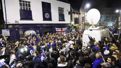 Las calles de Leicester se encuentran abarrotadas. FOTO EFE/FACUNDO ARRIZABALAGA