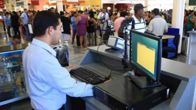 El personal de migración del aeropuerto de San Pedro Sula está capacitado para manejar nuevo sistema de seguridad.