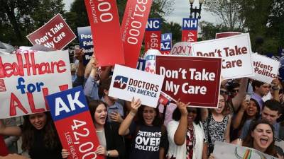 Varios activistas celebran la decisión de la Corte que le permitirá a la gente pobre y de clase media acceder a un seguro de salud.