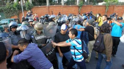 Los policías se enfrentaron con los manifestantes en el bulevar Los Próceres de Tegucigalpa.