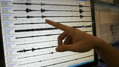 Sismólogos muestran un gráfico de un sismo, en una fotografía de archivo. EFE/Bagus Indahono