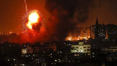 Al menos 18 palestinos resultaron heridos el jueves en la ciudad de Gaza por un ataque aéreo del ejército israelí, que reanudó su ofensiva, haciendo temer una confrontación abierta en el territorio.