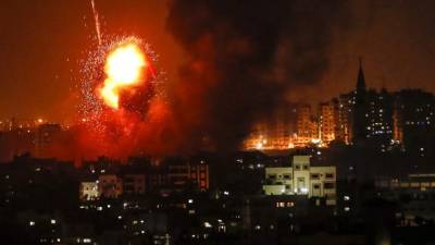 Al menos 18 palestinos resultaron heridos el jueves en la ciudad de Gaza por un ataque aéreo del ejército israelí, que reanudó su ofensiva, haciendo temer una confrontación abierta en el territorio.