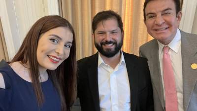 Salvador Nasralla y su esposa Iroshka Elvir posan junto al presidente de Chile, Gabriel Boric.
