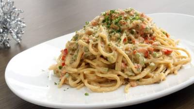 Servir la pasta espolvoreada con queso parmesano.