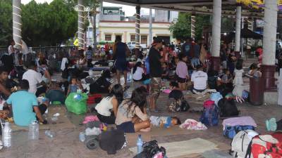 Migrantes descansan en instalaciones temporales de la Comisión Mexicana de Ayuda a Refugiados (Comar), hoy, en Tapachula (México).