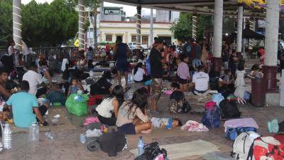 Migrantes descansan en instalaciones temporales de la Comisión Mexicana de Ayuda a Refugiados (Comar), hoy, en Tapachula (México).