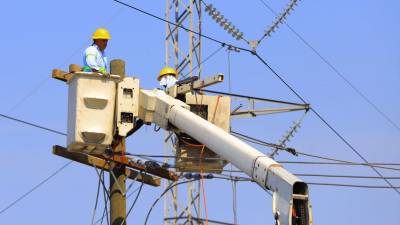Personal de la Enee realiza mantenimientos a la red eléctrica.