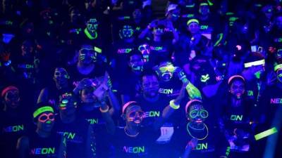 Miles de sampedranos acudieron al llamado del 'Neon Run'.