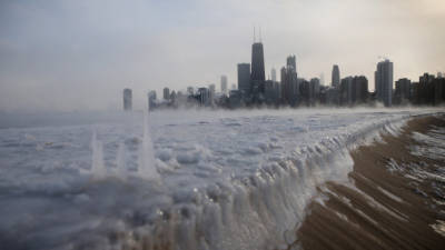 El Lago Michigan estaba congelado debido a las bajas temperaturas de ayer.