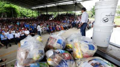 El presidente Juan Orlando Hernández encabezó la entrega de beneficios de Vida Mejor en Cucuyagua.