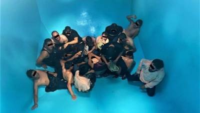 Imagen cedida por la Oficina de Aduanas y Protección Fronteriza (CBP) donde aparecen unos de los 25 migrantes indocumentados atrapados por agentes de la Patrulla Fronteriza en un vagón de transporte de grano en Hebbronville, Texas. Foto: EFE / CBP