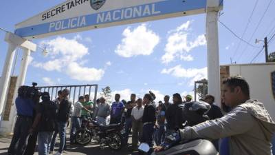 El grupo de expolicías llegó a la Secretaría de Seguridad para ser escuchados.