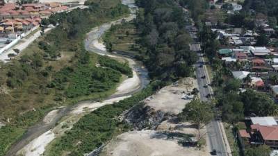 Basura y desechos de construcción tiraron en el cauce.