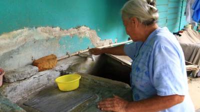 Una vecina de la colonia Las Casitas ha sido una de las afectadas por falta de agua.
