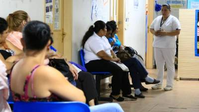 Los pacientes reciben consejos de salud.