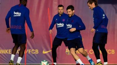 El defensa francés Samuel Umtiti (d), el lateral izquierdo Jordi Alba (2d), el extremo Carles Perez (2d) y el delantero francés Antoine Griezmann (d) , durante un entrenamiento. EFE/Enric Fontcuberta/Archivo