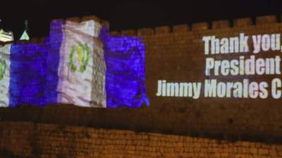 La bandera de Guatemala en las murallas de la vieja Jerusalén.