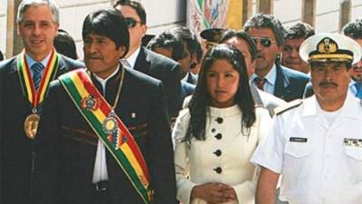 Evaliz, a la izquierda de su padre, le acomppaña en un acto oficial.