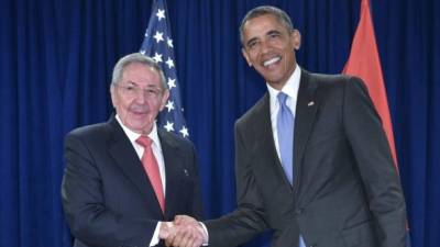 Raúl Castro y Obama se saludan frente a la prensa estadounidense.
