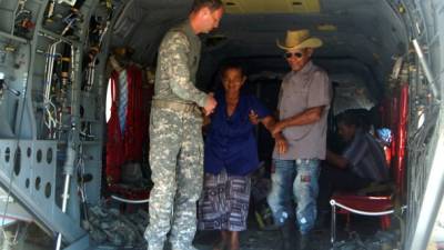 Decenas de pacientes de La Mosquitia fueron trasladados por vía aérea a naves del Ejército de Estados Unidos. Fotos: Samuel Zelya
