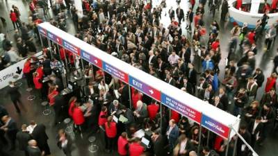 Varias personas visitan el Congreso Mundial de Móviles en el recinto Gran Vía de Fira de Barcelona. EFE/Archivo