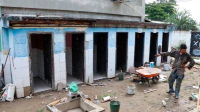 <i><b>Equipos municipales trabajan en la remodelación de los sanitarios en la escuela Soledad Fernández. </b></i>