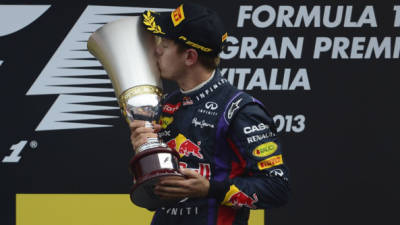 Sebastian Vettel besa el trofeo del Gran Premio de Italia.