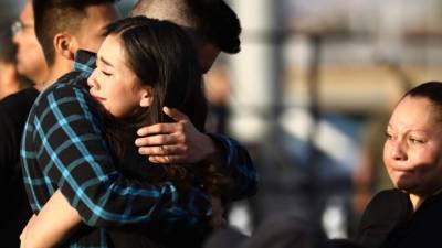 Una pareja se consuela frente a uno de los altares en memoria de las 22 víctimas de la masacre en El Paso./AFP.