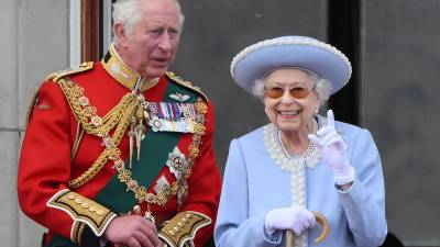 La reina Isabel II se mostró sonriente en su tradicional saludo desde el balcón a la multitud reunida para festejar sus 70 años de reinado.