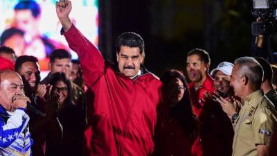 TOPSHOT - Venezuelan president Nicolas Maduro celebrates the results of 'Constituent Assembly', in Caracas, on July 31, 2017.Deadly violence erupted around the controversial vote, with a candidate to the all-powerful body being elected shot dead and troops firing weapons to clear protesters in Caracas and elsewhere. / AFP PHOTO / RONALDO SCHEMIDT