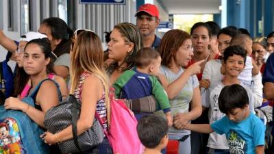 Venezolanos hacen fila en el centro de atención fronterizo binacional (CEBAF) en Tumbes, norte de Perú, en la frontera con Ecuador. AFP