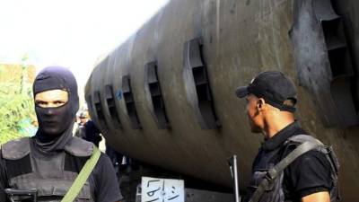 Varios miembros de la seguridad egipcia examinan los restos tras un choque de trenes a las afueras de Alejandría, en la costa norte de Egipto. EFE/Archivo