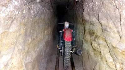 Esta es la imagen de la moto dentro del túnel que estaba 'conectada' a unos rieles. Foto Agencia Reforma