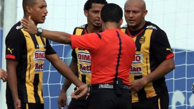 Sergio Mendoza y sus compañeros reclaman al árbitro Armando Castro.