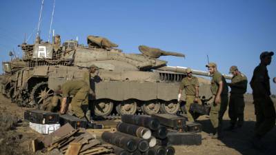 Soldados israelíes preparan sus tanques en un área de entrenamiento de despliegue cerca de la frontera con Siria el 28 de agosto de 2013. AFP