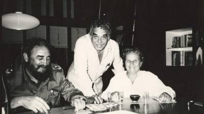 Gabriel García Márquez, con Fidel Castro y Carmen Balcells en los años 80 en La Habana. Fotos: EFE