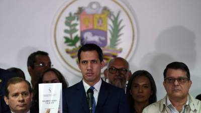 La ceremonia de reelección de Juan Guaidó tuvo que llevarse a cabo fuera de la sede legislativa.
