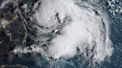 Humberto se dirige hacia las Bermudas tras dejar fuertes lluvias en las Bahamas, devastadas hace dos semanas por el huracán Dorian./AFP.
