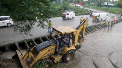 Bomberos, Policía Nacional, Militar y Tránsito han redoblado los operativos durante la emergencia.