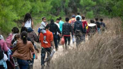 Miles de inmigrantes cruzan la frontera entre México y EEUU a diario provocando una crisis que el Gobierno de Biden no puede controlar./AFP.