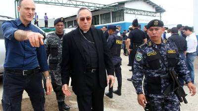 El cardenal Óscar Andrés Rodríguez en la inauguración ayer del año escolar en el centro Santa Teresa de Jesús.